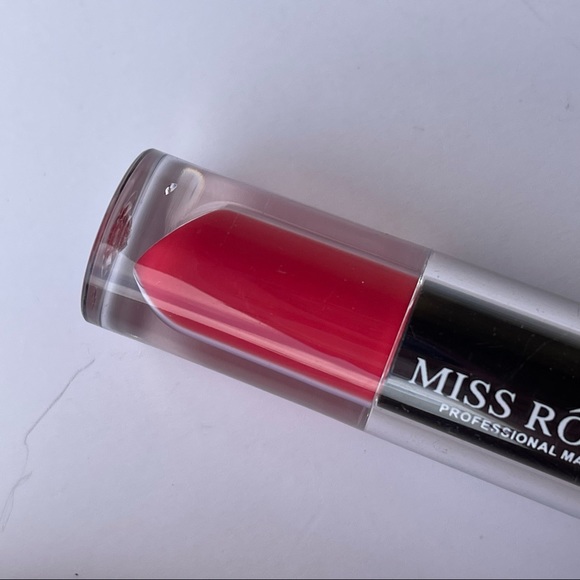 RED moisturizing matte lipstick - Picture 3 of 4
